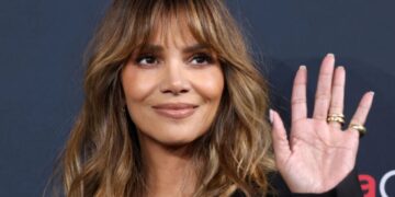 (Фото) Времето минува, таа не старее: познатата убавица изгледа двојно помладо во провокативна комбинација