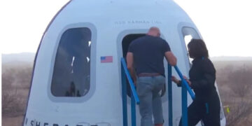 (Видео) Милијардерот Џеф Безос падна во дупка трчајќи кон свршеницата