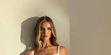 Рози Хантингтон-Вајтли позираше во бела долна облека и ги воодушеви обожавателите