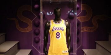 Дрес на Коби Брајант продаден за седум милиони долари