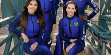 (Видео) Историска мисија: Пејачката Кејти Пери со уште пет жени одлета во вселената