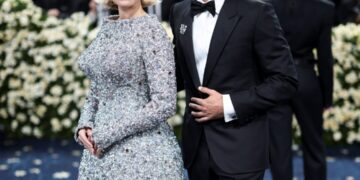 Памела Андерсон без шминка и храбра фризура на Мет Гала