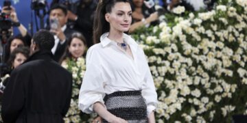 Ен Хатавеј изгледа двојно помлада – актерката предизвика гласини за пластични операции