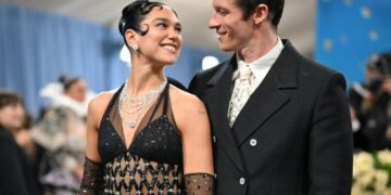 Дуа Липа го имаше своето деби на Мет Гала со својот вереник, го покажа и прстенот