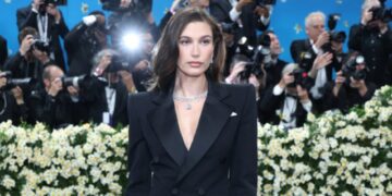 Хејли Бибер дојде на Мет Гала без Џастин, ја нарекоа „најтажната жена на вечерта“