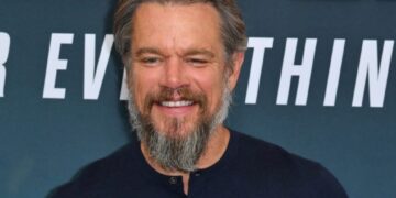 (Фото) Мет Дејмон покажа нов изглед на црвениот тепих, го споредуваат со Том Хенкс