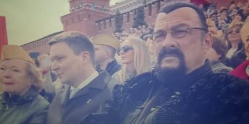 (Видео) Стивен Сигал снимен на воената парада во Москва