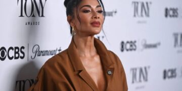 (Фото) Сè на неа е широко, а сепак е неверојатно секси