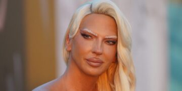 (Фото) „Ми се допаѓа што нашиот претседател е ѕвер висок два метра“: Карлеуша го пофали Вучиќ