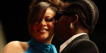 (Фото) Бремената Ријана го покажа стомакот во тесен фустан: изданието го воодушеви Кан