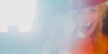 Бритни се забавувала со алкохол и цигари во авион, па ја пречекала полицијата, мислела оти е дозволено да се пуши