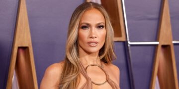 „Како има 55 години?“: Џенифер Лопез во фустан што ги остави сите без зборови