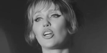 (Видео) Мајли Сајрус објави емотивно црно-бело видео, плаче додека ги пее стиховите