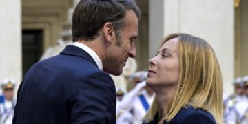 Фотографиите од Макрон и Мелони во Рим се хит на интернет