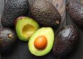 Дали купивте авокадо кое е сè уште тврдо: најлесен начин да го созреете за 10 минути