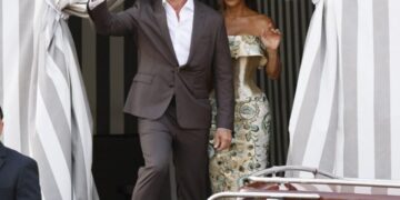 Лорен заблеска во златен фустан, падна и бакнеж: венецијанската забава започна