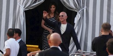 Протекоа детали од поканата за свадбата на Безос и Лорен: „Ве молиме, без подароци“