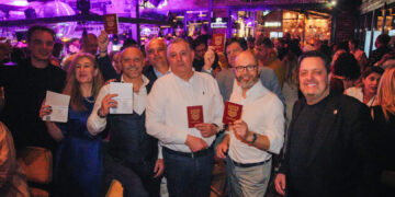 „Љубов без граници“: Александар и Дац им врачија „љубовни пасоши“ на седум амбасадори во Македонија