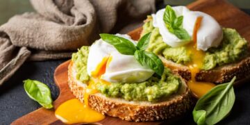 Ако сте еден од оние луѓе кои појадуваат, лекар советува што треба да избегнувате за време на првиот оброк