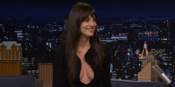 (Видео) Дакота Џонсон со фустан со длабоко деколте: „Ова е погрешен аутфит“