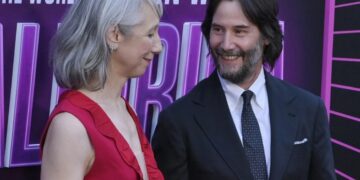 Александра е често мета на негативни коментари поради нејзиниот изглед, а тој не може да го тргне погледот од неа