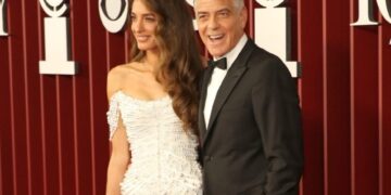 (Фото) Џорџ Клуни ја покажа седата коса на доделувањето на наградите „Тони“: Амал е пресреќна