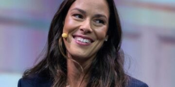 Додека Швајнштајгер ги полни насловните страници поради својата нова љубов, Ана Ивановиќ работи напорно