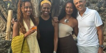 Мишел Обама објави семејна фотографија среде гласините за развод со Барак