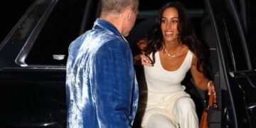 (Фото) „Таа изгледа како божица, а тој како кловн“