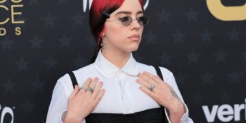 Били Ајлиш има ново момче? Забележана како се бакнува со познат актер