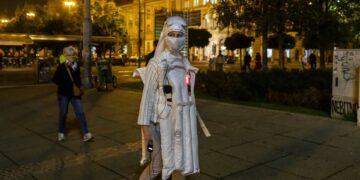 Mоќен перфероманс вечерва во центарот на Скопје, уметницата со костим со звучници од кои се слушаат воени дронови