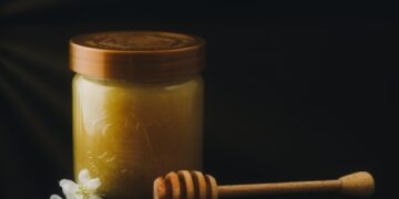 Откријте како да го препознаете квалитетот на медот по бојата