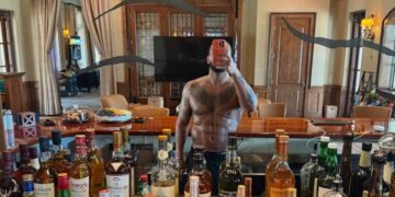 (Фото) Раперот се пофали со своите извајани стомачни мускули, сите му се смееја: „Дали се продаваат одделно?“