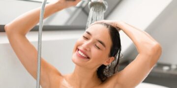 Туширање со ладна вода наутро или навечер: што е подобро