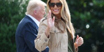 (Видео) Жена која изгледа добро во сè, дури и во ова: Меланија ги замени скапите потпетици со култните патики „од улица“