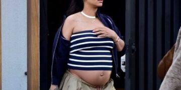 Ријана фотографирана како шета во Лос Анџелес, покажувајќи го трудничкиот стомак