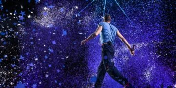 (Видео) Оженет богаташ фатен во прељуба: jа прегрнува љубовницата на концерт, целиот свет ги виде во живо