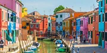 Објавена листа на најшарени дестинации во светот – италијанскиот остров Бурано на врвот