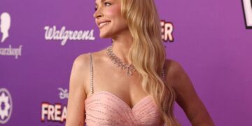 (Фото) Дури ни деколтето не може да го засени нејзиното „ново лице“: дали познатата убавица повторно отиде под нож?