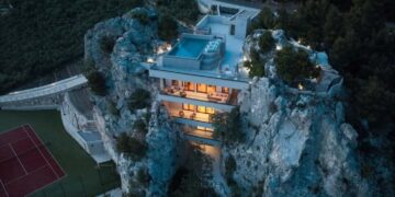 (Фото) Не е вештачка интелигенција: вилата на карпа навистина постои и се наоѓа над Макарска, во сопственост е на контроверзното семејство Петровиќ