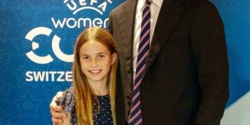 (Видео) Принцот Вилијам со својата ќерка Шарлот на фудбалски натпревар