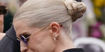 Кели Озборн ги носи виолетовите очила  од нејзиниот татко на погребот