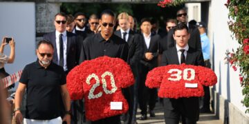 Со венци во форма на дресови соиграчите од Ливерпул се простија од Диого Жота и Андре Силва