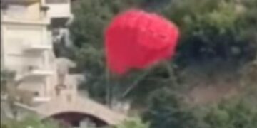 Среќа во несреќа: Турист во Црна Гора падна од небо право во базен по технички проблем со падобранот