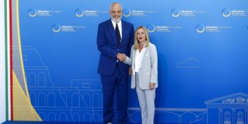 (Видео) Рама на колена пред Мелони