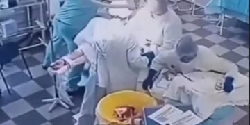 Земјата се тресе, но тие не – доктори снимени додека оперираат за време на потресот од 8,8 степени