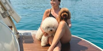 Нина Бадриќ ужива на луксузна јахта на хрватското крајбрежје