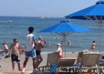 (Видео) Хаос на плажа во Грција: Туристи се степаа за лежалки