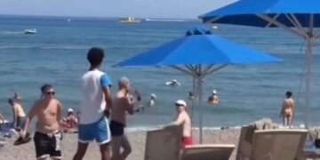 (Видео) Хаос на плажа во Грција: Туристи се степаа за лежалки