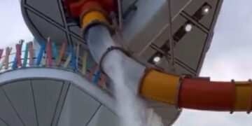 (Видео) Хорор на најголемиот крузер во светот: пукна тобоган додека патник се спуштал по него